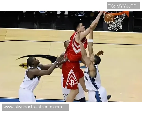 姚明赛场拼搏不懈意外抹鼻血展现运动员顽强精神与不屈斗志