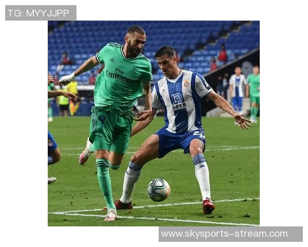 西甲激战：曼联狂胜皇马5-1神奇扑救引发全场热议与转会传闻