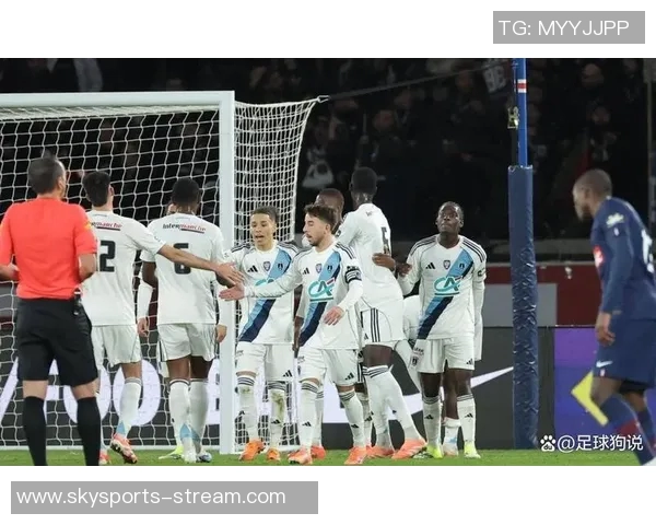 足总杯精彩对决巴黎圣日耳曼与皇马战成平局乌龙球引发全场狂欢