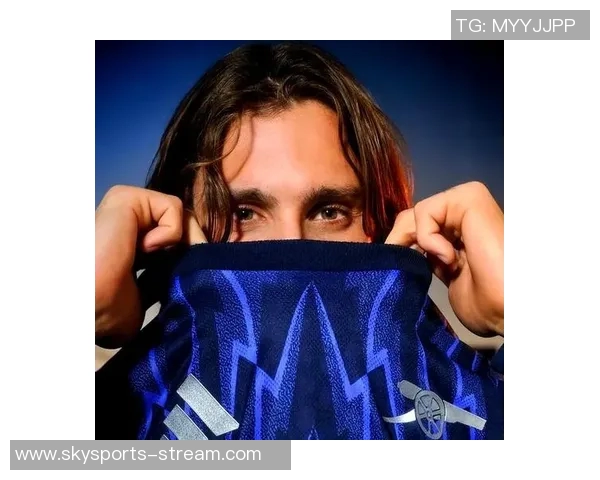 友谊赛回顾：里昂逆转阿森纳红牌事件引发全场热议与战术分析